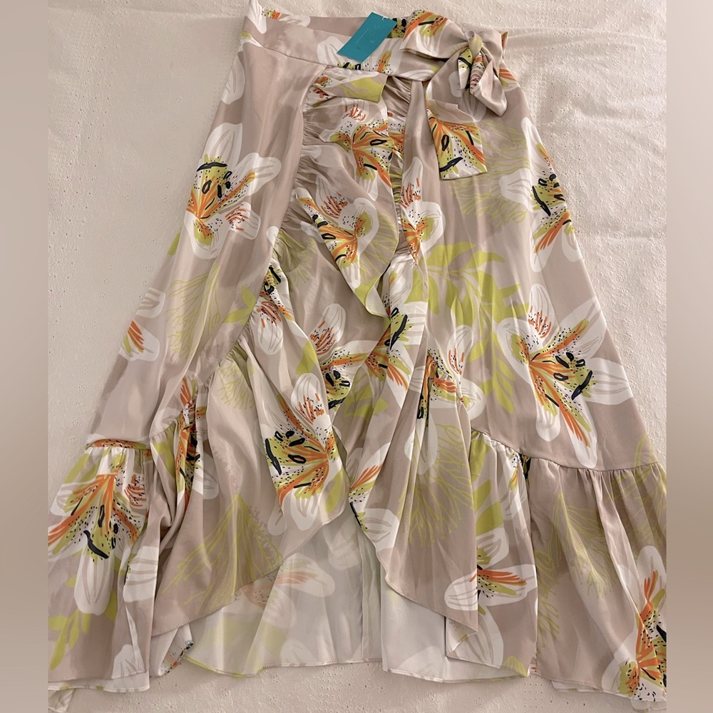 NEW with tags! Cover up wrap around skirt. Praia by Dayanara Duran. Size L